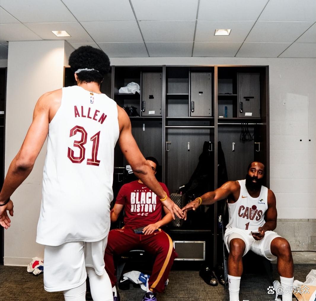 从哈登在掘金比赛中官方发布新规到库里连续三场比赛得分超过问鼎冠军，清晨俄克拉荷马雷霆伤情更新的简单介绍